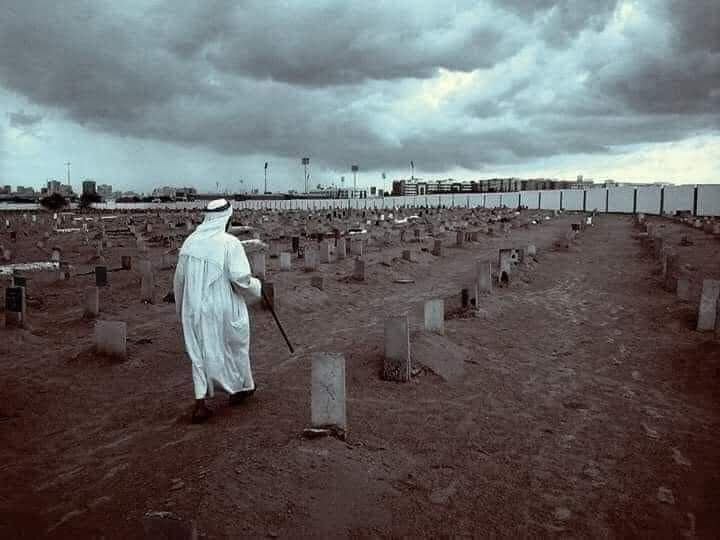 "أزُورُ قُبورَ المتْرفِينَ فَلَا أرَى
 بَهاءً وكَانُوا قَبلُ أهلَ بَهاءِ."