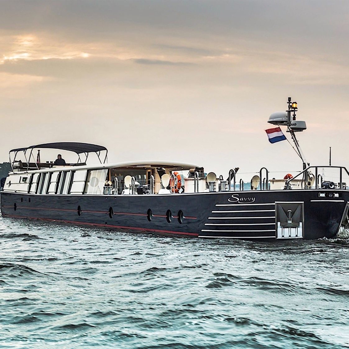 sheilasimmonsre's tweet photo. Enjoy your weekend!
.
Repost from @robbreport
•
Our #BoatoftheWeek is the world's first luxury superyacht barge that lets you cruise canals with tons of swagger.
.
.
#SheilaDSimmonsRealEstate #SellingBelAir #SellingBrentwood #SellingBeverlyHills #realestate #robbreport #yacht https://t.co/vyHZzpplnI