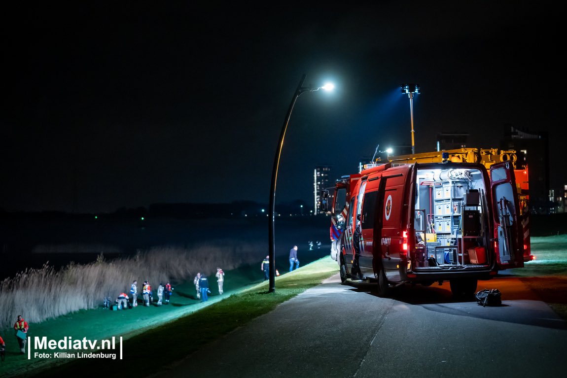 Hulpdiensten zijn vrijdagavond groots ingezet nadat een fiets in het riet langs de kant van de Oude Maas in Spijkenisse werd aangetroffen.
