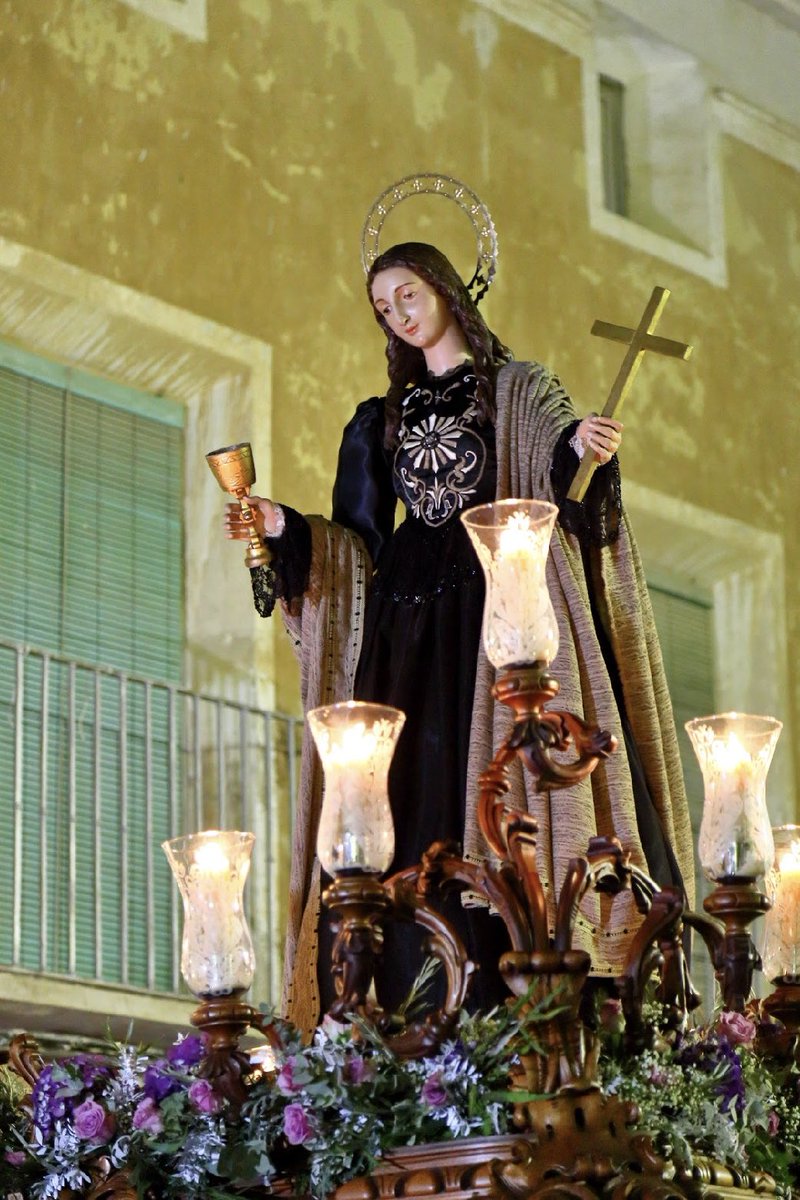 HStaMMagdalena's tweet photo. “Con cruz y cáliz en mano, acompañada de un puñado de fieles, un tambor sordo y un grupo de capilla, sube la Magdalena al Calvario, a enterrar a su Maestro”.
#procesiónvirtualmagdalena2021 
#procesionvirtualmagdalena2021
📸: @jrafaelnavarro @elenatob Juan E. Morcillo y Ramón Díaz https://t.co/6Wb6bGAEjE