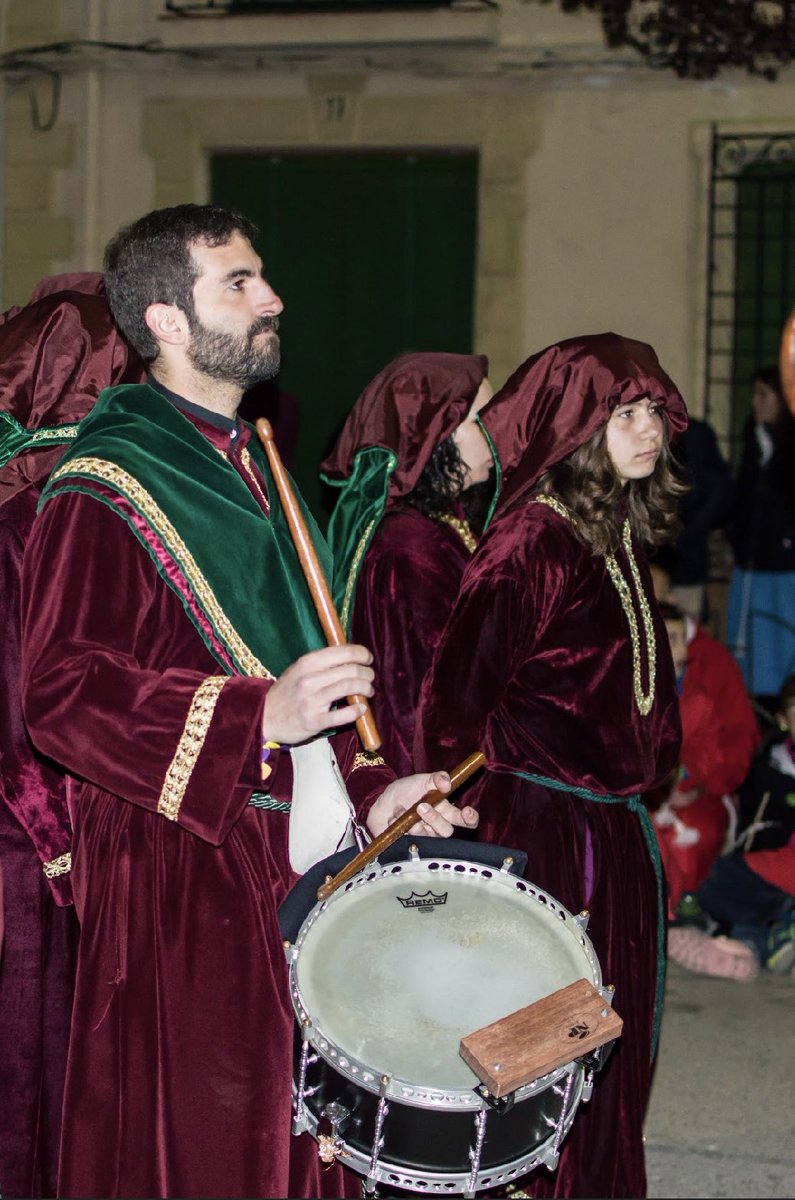 HStaMMagdalena's tweet photo. “Con cruz y cáliz en mano, acompañada de un puñado de fieles, un tambor sordo y un grupo de capilla, sube la Magdalena al Calvario, a enterrar a su Maestro”.
#procesiónvirtualmagdalena2021 
#procesionvirtualmagdalena2021
📸: @jrafaelnavarro @elenatob Juan E. Morcillo y Ramón Díaz https://t.co/6Wb6bGAEjE