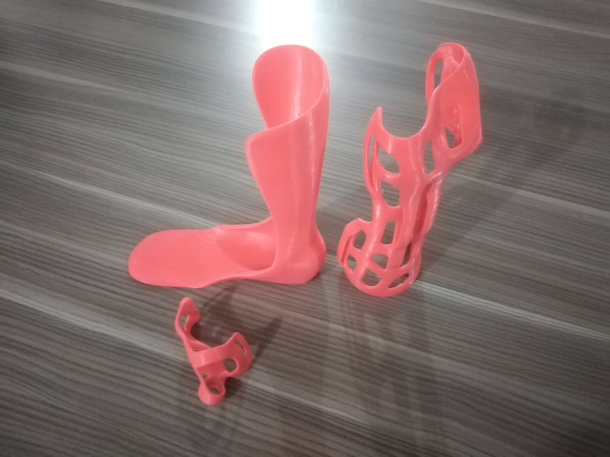 ExpertShabazz's tweet photo. Projet #MAVIMPI, impression des orthèses en 3D à #LisungiFablab #RDC, collaboration entre @KingsKCP, #UniversitéJosephKassaVubu, #LisungiFablab, #winlab, @spentys.
____________
@AUF_AfriqueCent @auf_org @FondationOrange @Orange__RDC @Presidence_RDC @ScienceRDC @stemdrc https://t.co/wH7DnzWVWD