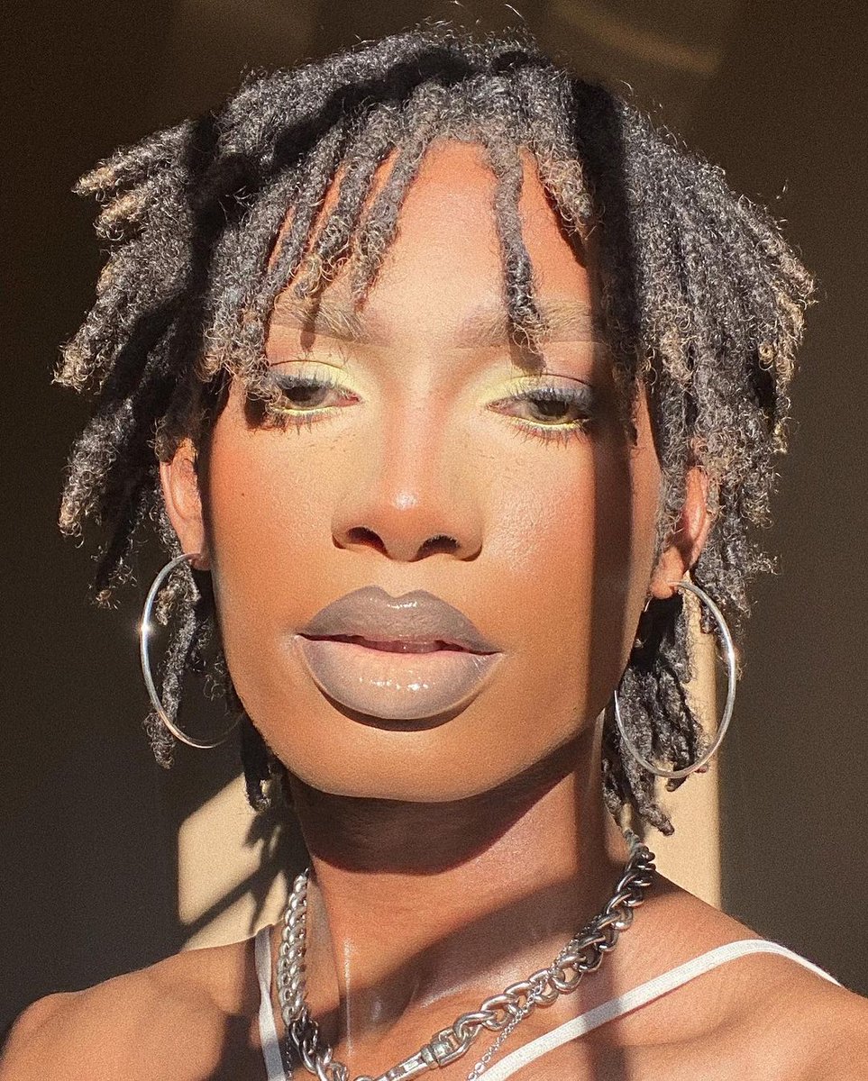 BlackOpalBeauty's tweet photo. Her skin is everything😍 @qorifaces on Instagram came through with this smooth and sculpted look using our TRUE COLOR Skin Perfecting #StickFoundation in the shade Walnut!
Favorite this tweet if our Stick Foundation is your holy grail product! 👆🏾 https://t.co/rfQQqaA6CH