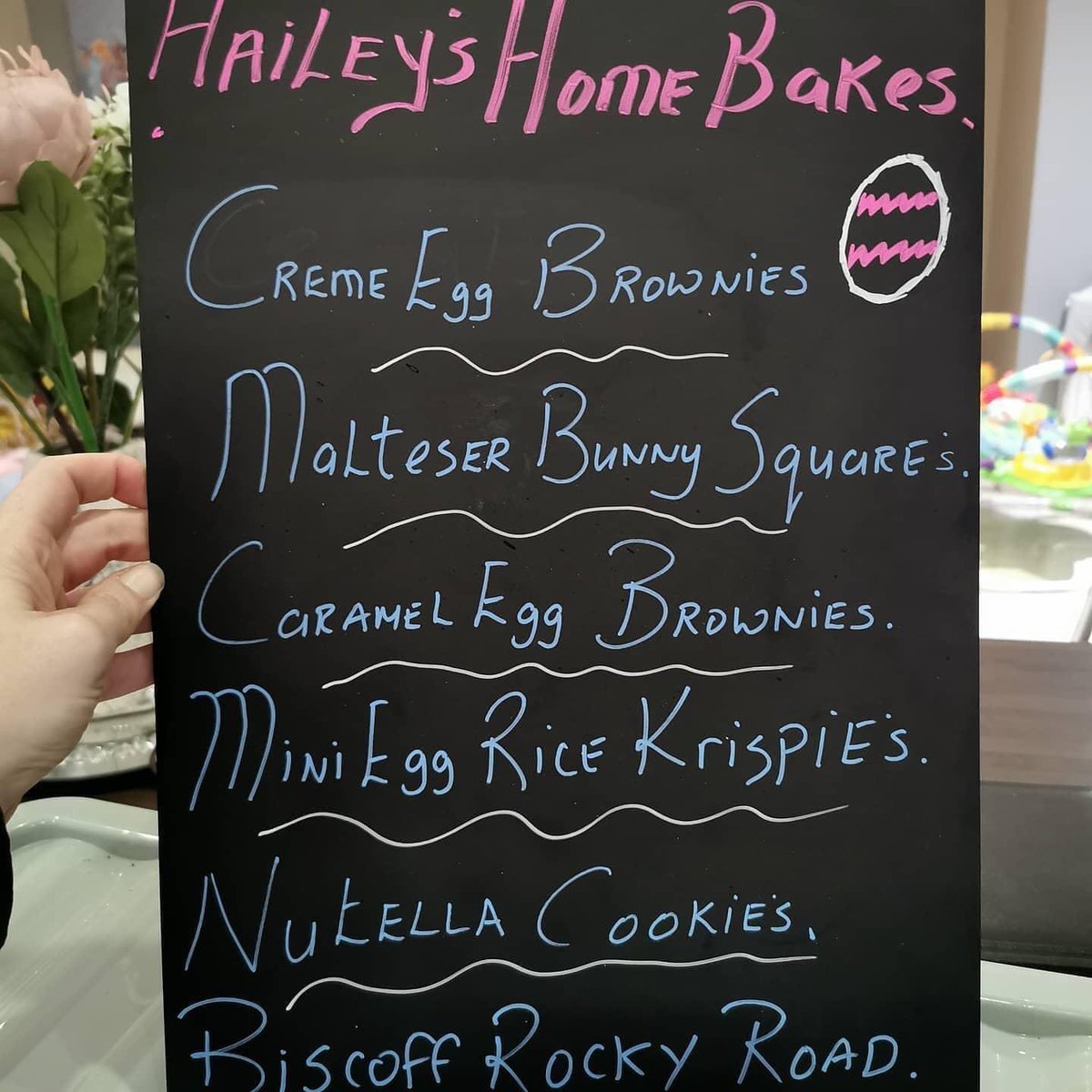 CastleCoffee2's tweet photo. This weekend for those of you who missed out.
-Baileys🍸
- Terrys chocolate Orange🍊
- Kinder Bueno🍫
-Oreo🍪
- Honeycomb🍯
-Dairy Milk Caramel 🍫
And of course
-Cream Egg🥚

Check out Hailey's tray bake menu.

Happy Easter to all of our customers. 🐰☕⚪⚫ https://t.co/gUHFOpwuhm