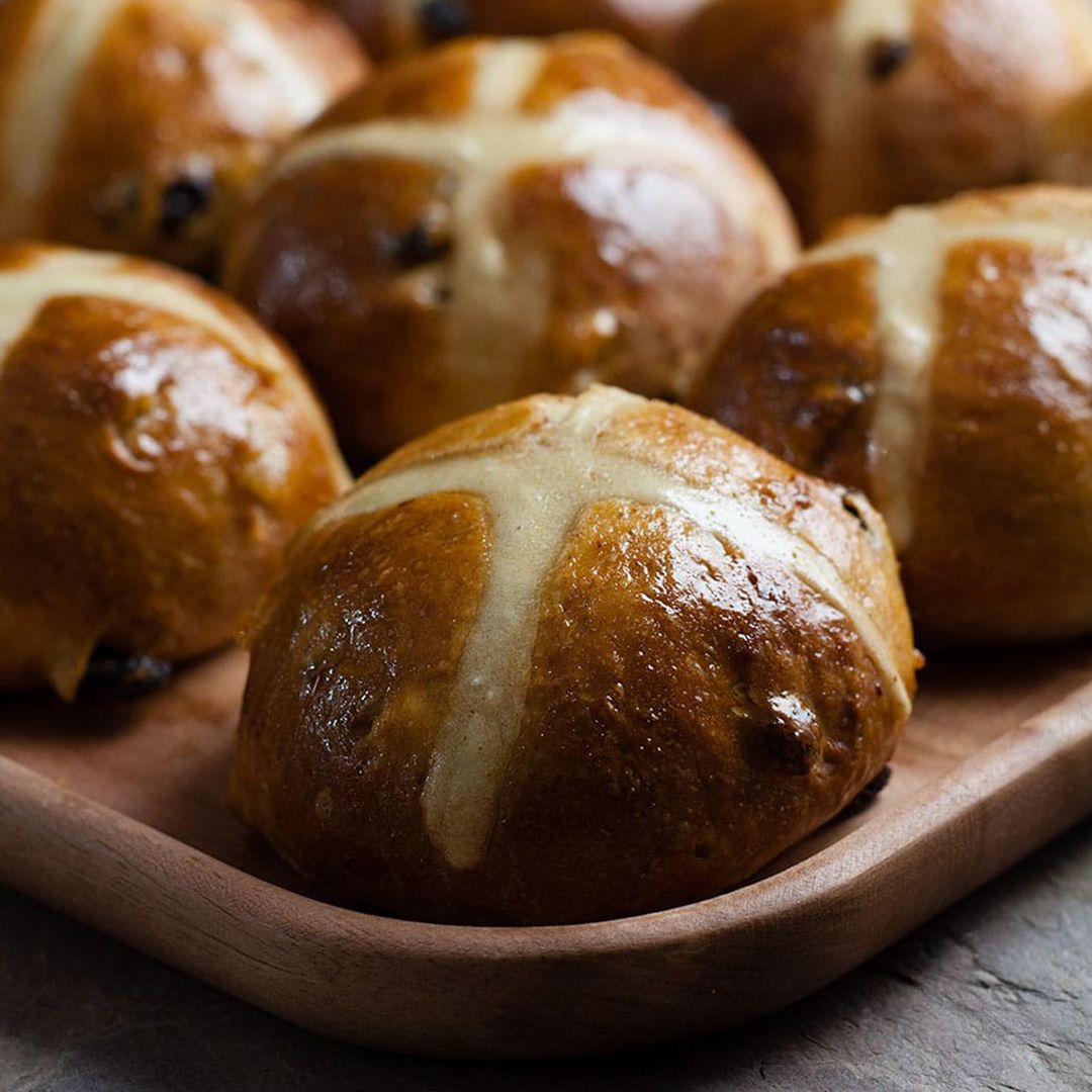 SpringLaneFS's tweet photo. 1 a penny, 2 a penny… 💰

Home-made Hot Cross Buns
Fresh, sticky and straight out the oven!
£1.60 per pack of 4

#hotcrossbuns #easter2021 #goodfriday #homebaked #nottinghambusiness #localbusiness #local #shoplocal #supportsmallbusiness #farmshop #farmshopsuk #springlanefarmshop https://t.co/TclEM4d1B2