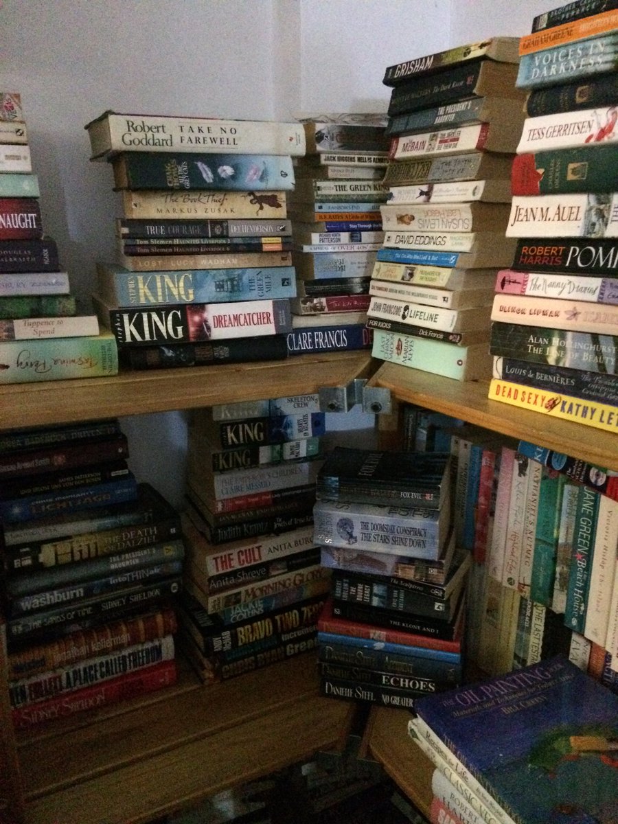 PapeleraMonter2's tweet photo. Lote de libros en español inglés. Alguien interesado?? https://t.co/YkFrCOy8i9
