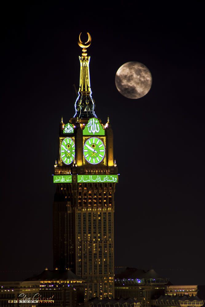 Arabbeau's tweet photo. Moon with the Grand Mosque - Saudi Arabia https://t.co/hD4JLqlpOz