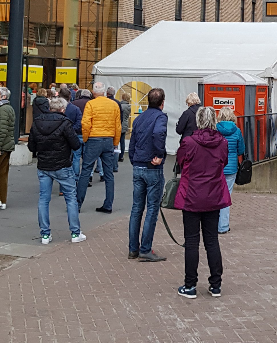 194 vaccinaties AstraZeneca klaar voor zorgmedewerkers. Toen bericht tijdelijke stop vaccinaties <60j. Wat doe je dan? Je nodigt snel 60+ medewerkers uit. Zo geschiedde. Om 21.30 uur laatste vaccinatie gezet. Precies op tijd. Niets weg hoeven gooien! Trots op ons team!