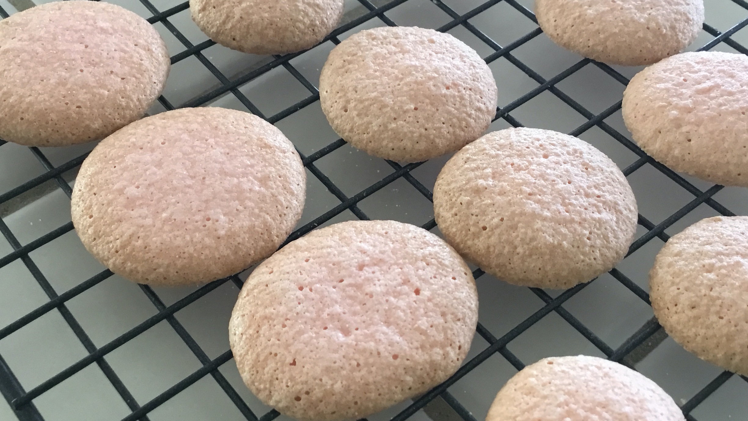 Tm ゆっくり少しずつ ネタバラシ ラングドシャ風焼き菓子の正体はお察しの通り 失敗マカロン でした アーモンドプードルが高価なので 配合をいじって少し小麦粉入れてみたんです 禁忌 ダメですね やっぱり バチがあたりました