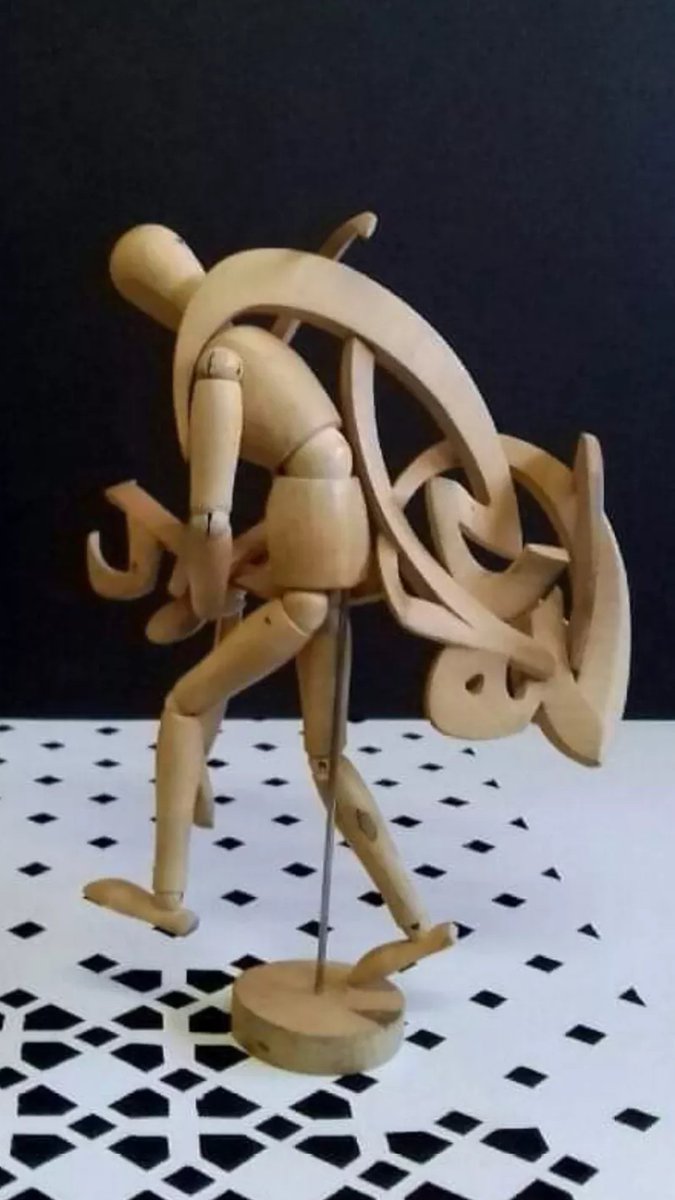 كمَا في اكْتمالِ النُّقص تزهُو الخواطرُ
تؤوبُ المعانِي حين تنْدى السَّرائرُ

ومهما يقولُ الَّلفظُ يبْقَى مقصِّرًا
فكلُّ كلامٍ عنْهُ تسمُو المشاعرُ

كذلكَ نبغي في القوافي كمالها
فنهفُو وإنْ سُدَّتْ إليها المعابرُ

كأنَّ سماءَ الشِّعر تدنُو لشاعرٍ
إذَا مَا تسامى في المقابلِ شاعرُ