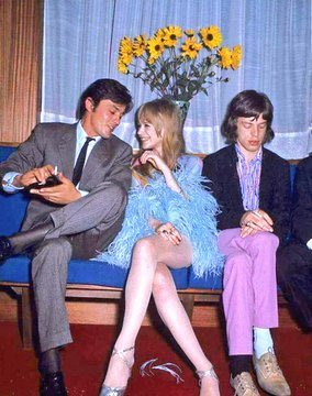 Frau_Rohr's tweet photo. Quand tu te pointes à une soirée avec ta meuf mais qu‘il y a Alain Delon. Jeune. https://t.co/wXdfDOYyjj