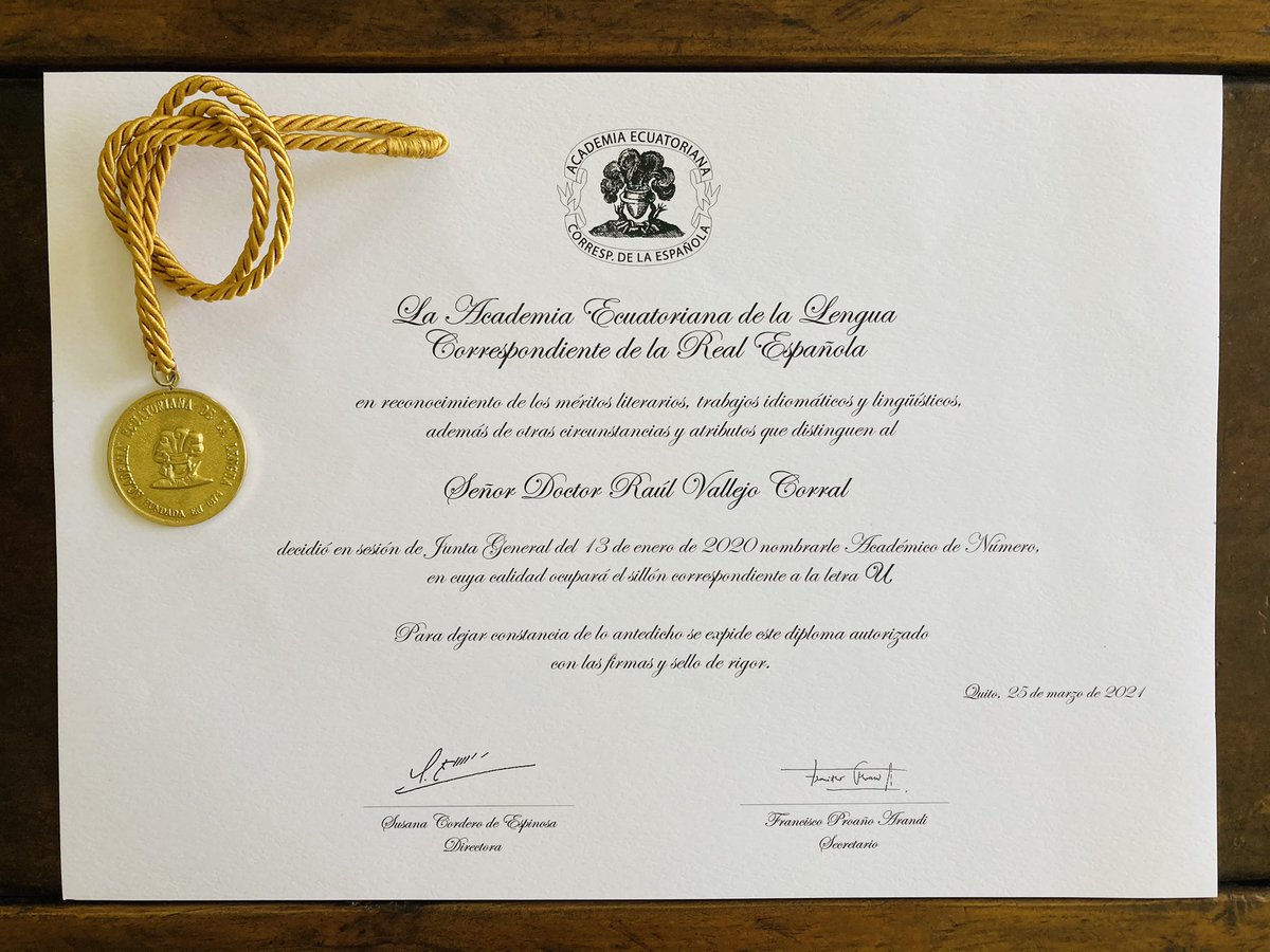 Permítanme pavonearme en solo un tuit con este diploma y esta medalla. Gracias a la directora de la Academia Ecuatoriana de la Lengua <a href="/ecuatoriana_de/">Academia Ecuatoriana de la Lengua</a> Susana Cordero de Espinosa, a sus miembros y, en particular, al poeta Julio Pazos por su discurso de bienvenida.