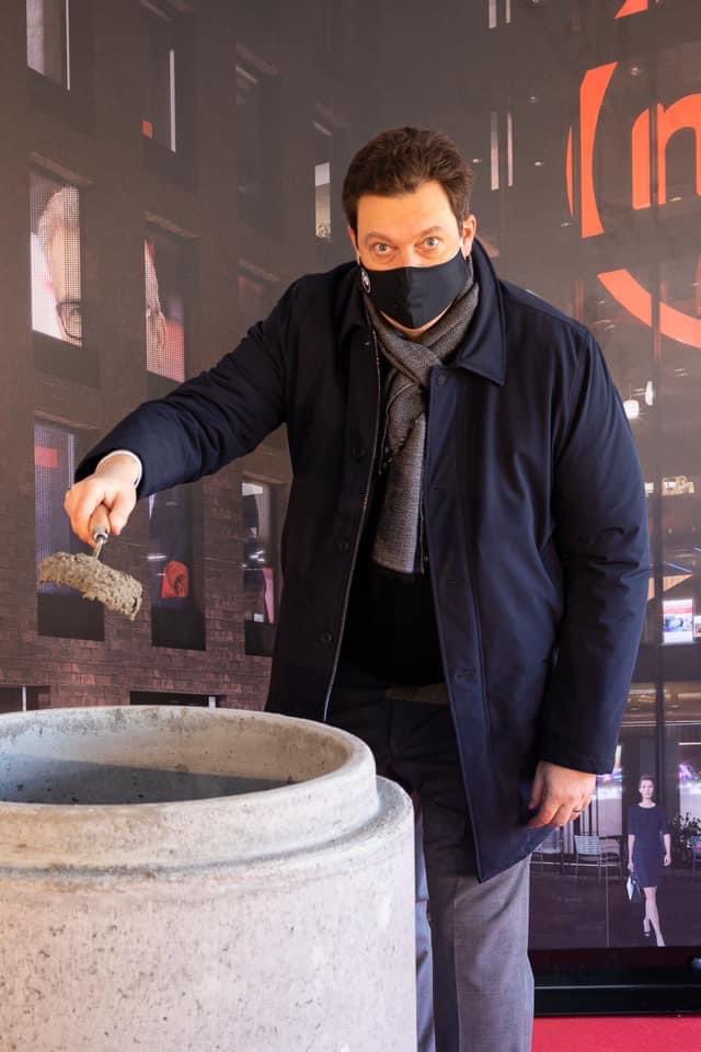 Tänään muurattiin <a href="/MTVSuomi/">MTV</a> uuden toimitilan peruskivi. Historiallinen ja ikimuistoinen hetki yhdessä <a href="/NCCyhtiot/">NCC Suomi</a> ja @StreamteamFI kanssa! ❤️Jäikö tilaisuus katsomatta? Voit katsoa sen @mtv_fi’stä: mtv.fi/sarja/uutisliv… #mtv #mtvsuomi