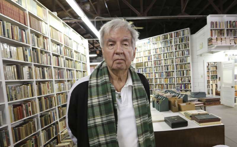 RedDirt_Roots's tweet photo. Larry McMurtry, whose brilliant, poetic and probing writings about the dreamers, the ditherers and the depressed in Texas spanned six decades, has died. He was 84. #Texas https://t.co/Nmtpg4fDdP https://t.co/eCM6E5ju1o