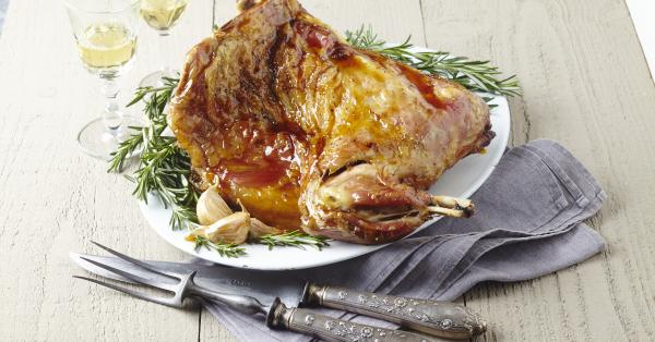 InterbevAuRA's tweet photo. Le #chevreau est une #viande tendre, aux saveurs délicates qui peut se préparer avec mille et une épices. Et voici le top 6 des recettes de chevreau 🤤 Des recettes simples à cuisiner et délicieuses à déguster ! #CuisinonsMaison 

https://t.co/p1zeYIvN96 https://t.co/zeNwUFIqR7