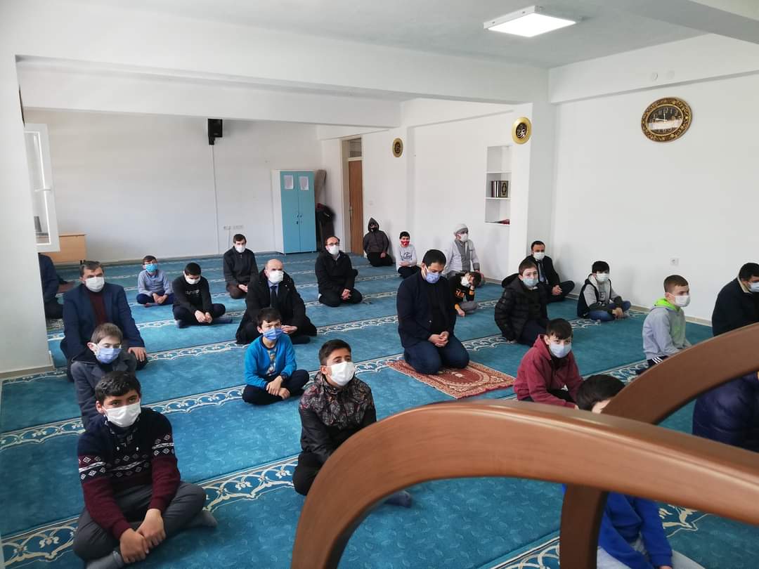 CaybasL's tweet photo. İlçe Milli Eğitim Müdürümüz Aykut Fidan ve Şube Müdürümüz Mehmet Erdoğan okul mescidimize mesleki uygulama ziyaretinde bulundular. Günün imamı kıymetli öğrencimiz SalihEfeÇETİNKAYA'yı çok beğendiler ve Tebrik Belgesi taktim ettiler. @mfvargeloglu
@CaybasM @CaybasiKaymakam https://t.co/XoREqXx0DV