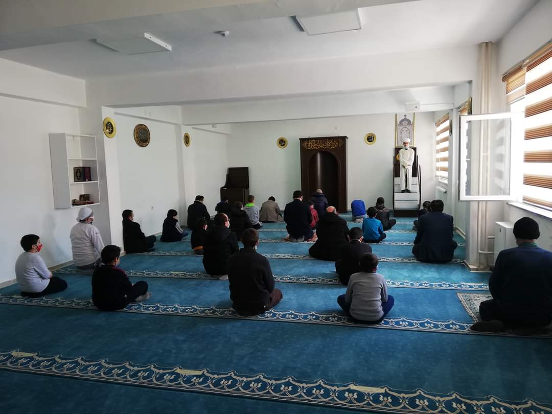 CaybasL's tweet photo. İlçe Milli Eğitim Müdürümüz Aykut Fidan ve Şube Müdürümüz Mehmet Erdoğan okul mescidimize mesleki uygulama ziyaretinde bulundular. Günün imamı kıymetli öğrencimiz SalihEfeÇETİNKAYA'yı çok beğendiler ve Tebrik Belgesi taktim ettiler. @mfvargeloglu
@CaybasM @CaybasiKaymakam https://t.co/XoREqXx0DV