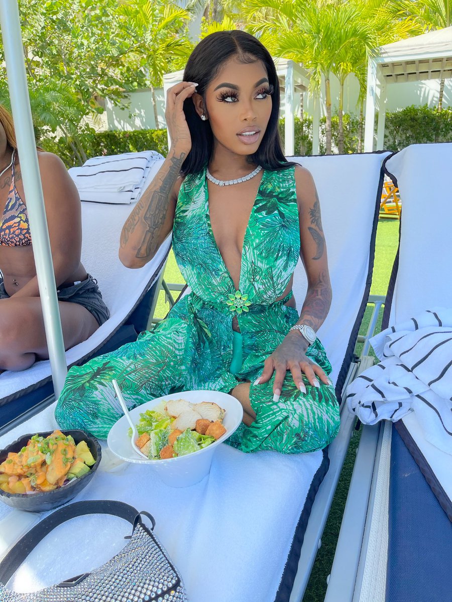 AsianDaBrattt's tweet photo. I love you 💚🌴 https://t.co/StQVySdzpa