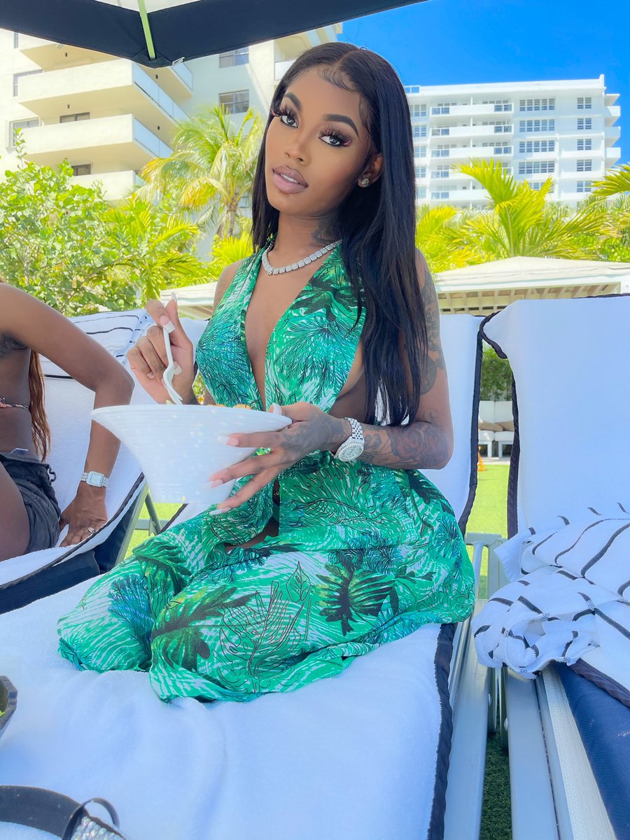AsianDaBrattt's tweet photo. I love you 💚🌴 https://t.co/StQVySdzpa