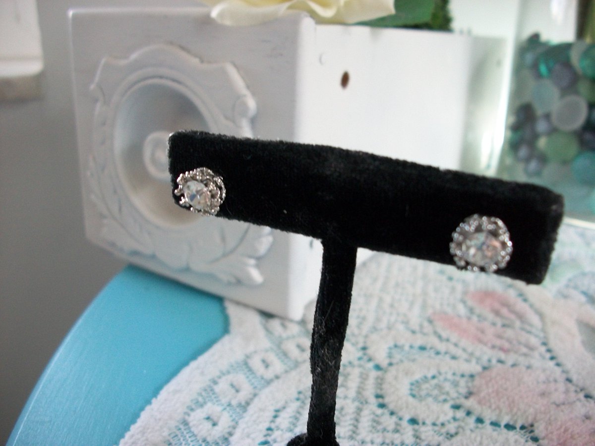 chestnutcrochet's tweet photo. Sharing for Isablels Vintage on Etsy

Really love this, from the Etsy shop IsabelsVintage. https://t.co/bspL1s2S1L #etsy #crystal #rhinestone #clear #silvertone #round #stud #piercedear #metal #isabelsvintage https://t.co/2goMllsk3g