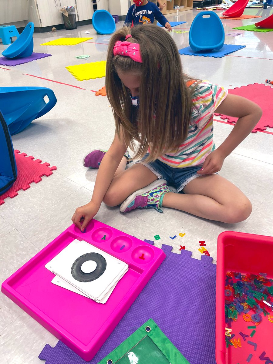 SheahansFriends's tweet photo. R hard at work sounding out words at workstations! #conditproud https://t.co/7Vrh5qVMt0