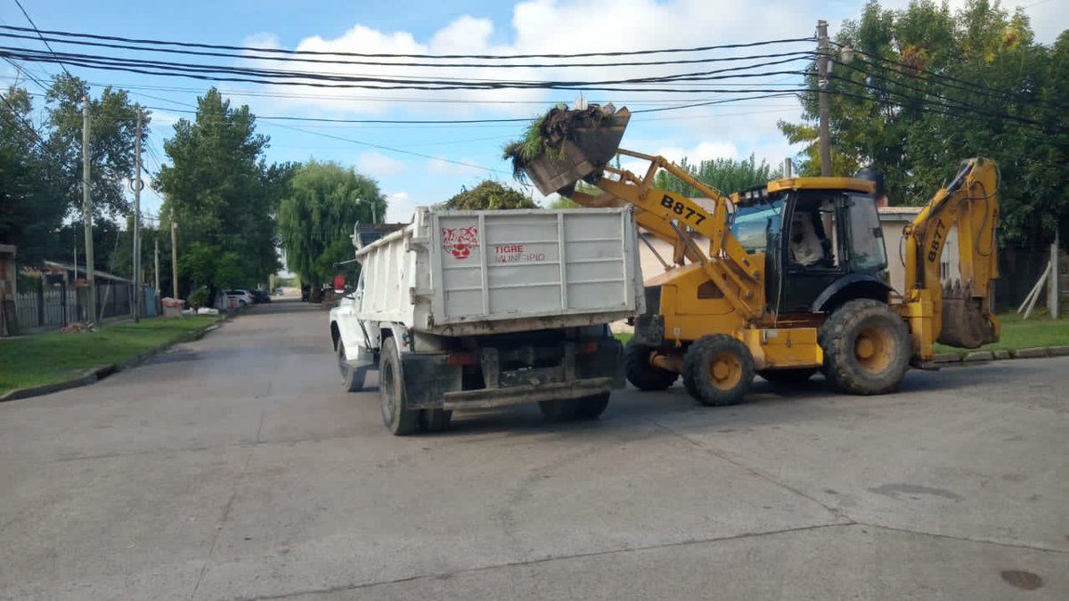 TigreSPublicos's tweet photo. OPERATIVO DE LIMPIEZA EN TRONCOS DEL TALAR

Realizamos la limpieza de residuos sueltos y el retiro de montículos en Caseros y Alexis Carrel en Troncos del Talar.
#NosCuidamosEntreTodos https://t.co/ssTkB1prGA
