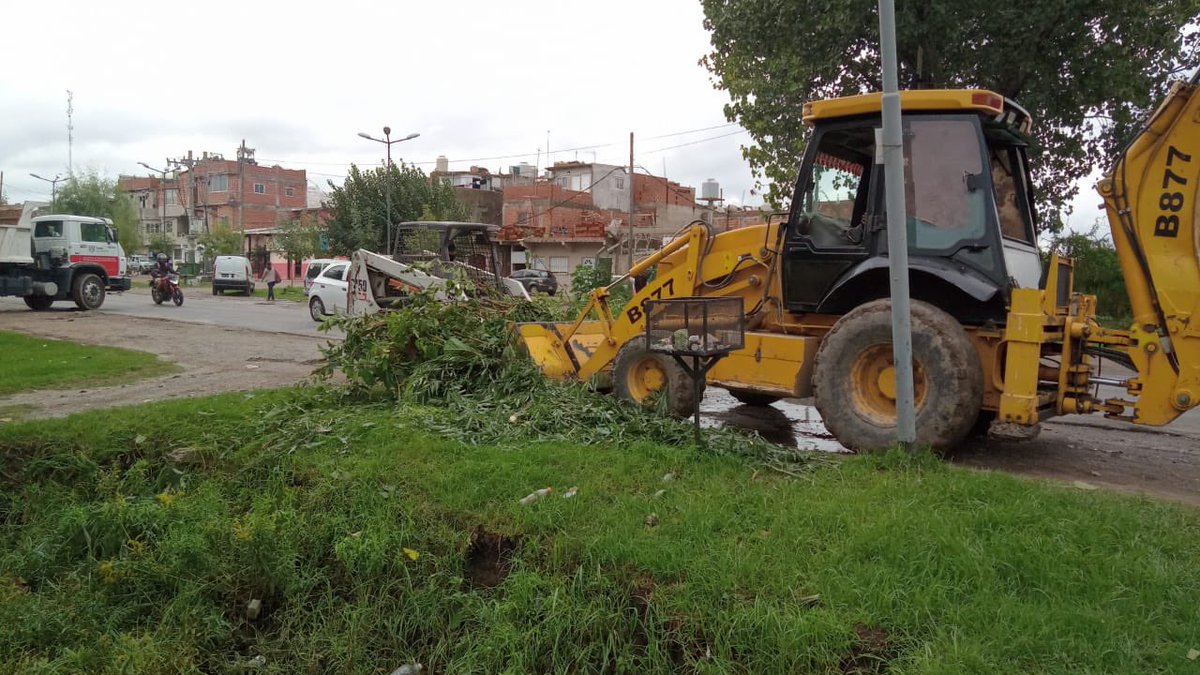 TigreSPublicos's tweet photo. OPERATIVO DE LIMPIEZA EN TRONCOS DEL TALAR

Realizamos la limpieza de residuos sueltos y el retiro de montículos en Caseros y Alexis Carrel en Troncos del Talar.
#NosCuidamosEntreTodos https://t.co/ssTkB1prGA