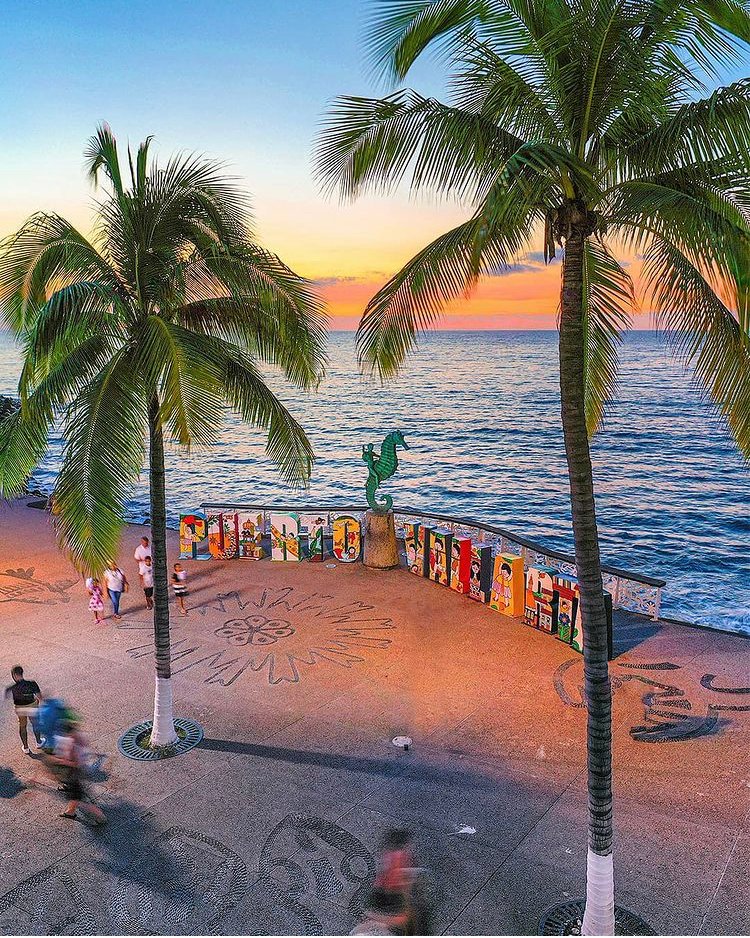 VisitMex's tweet photo. La vista a la inmensidad del Océano Pacífico y las esculturas que hacen las veces de signos de puntuación del recorrido, vuelven hipnótico el paseo por el Malecón de Puerto Vallarta, cuyo nombre oficial es Paseo Díaz Ordaz. 

📷 @robertoestrada

📍 Puerto Vallarta, Jalisco https://t.co/RGiHzzxZp0