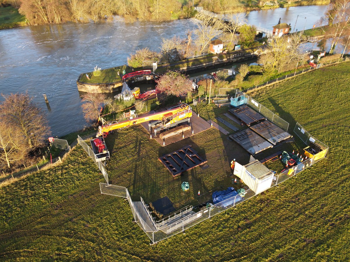 EnvAgencySE's tweet photo. We’re replacing the gates at #DaysLock #Oxfordshire and refurbishing the whole complex in readiness for people getting back on the #Thames this summer. Hope to see you on the river when it’s safe. https://t.co/jzBVcZVbLq