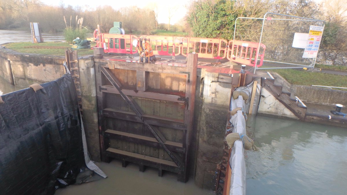 EnvAgencySE's tweet photo. We’re replacing the gates at #DaysLock #Oxfordshire and refurbishing the whole complex in readiness for people getting back on the #Thames this summer. Hope to see you on the river when it’s safe. https://t.co/jzBVcZVbLq