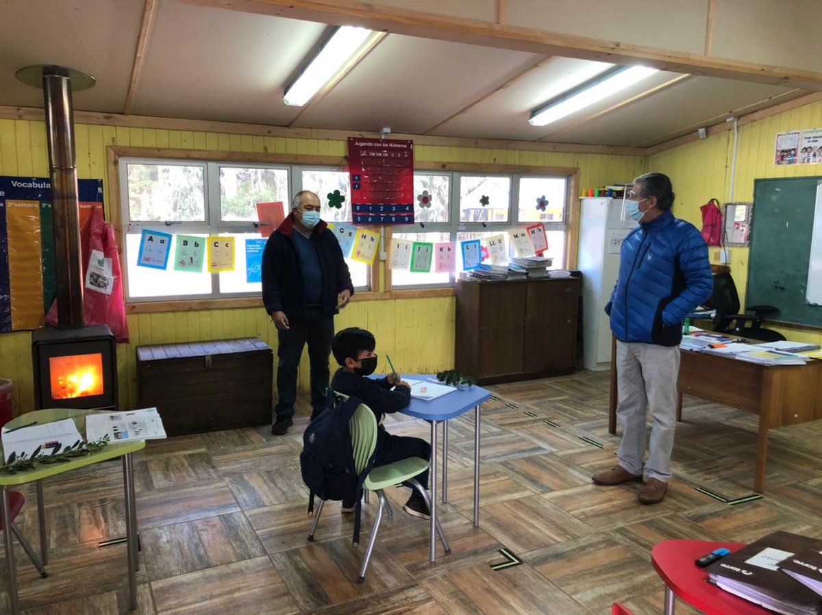 SLECostaArauca1's tweet photo. 🗒 #NotasSLEPCA
Escuelas públicas de Nueva Imperial inician clases presenciales tras avanzar a fase dos en el plan paso a paso. 🏫💪💻
Esta semana, comenzaron sus actividades presenciales las escuelas públicas de El Crucero, La Araucaria y próximamente la escuela Arenas Blancas. https://t.co/JM9mgkMNBM