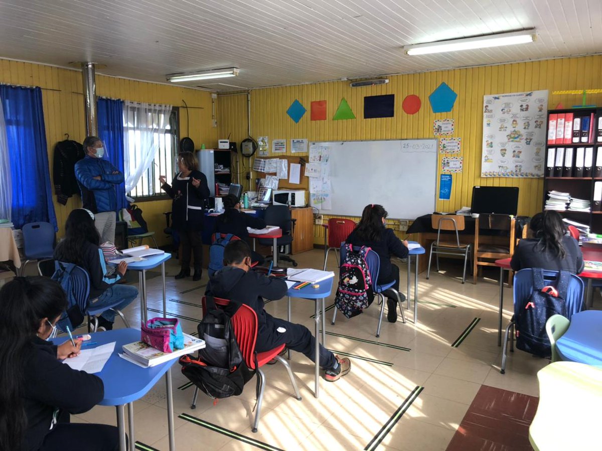 SLECostaArauca1's tweet photo. 🗒 #NotasSLEPCA
Escuelas públicas de Nueva Imperial inician clases presenciales tras avanzar a fase dos en el plan paso a paso. 🏫💪💻
Esta semana, comenzaron sus actividades presenciales las escuelas públicas de El Crucero, La Araucaria y próximamente la escuela Arenas Blancas. https://t.co/JM9mgkMNBM