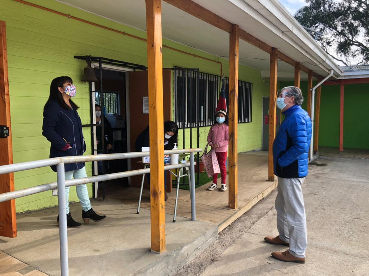 SLECostaArauca1's tweet photo. 🗒 #NotasSLEPCA
Escuelas públicas de Nueva Imperial inician clases presenciales tras avanzar a fase dos en el plan paso a paso. 🏫💪💻
Esta semana, comenzaron sus actividades presenciales las escuelas públicas de El Crucero, La Araucaria y próximamente la escuela Arenas Blancas. https://t.co/JM9mgkMNBM