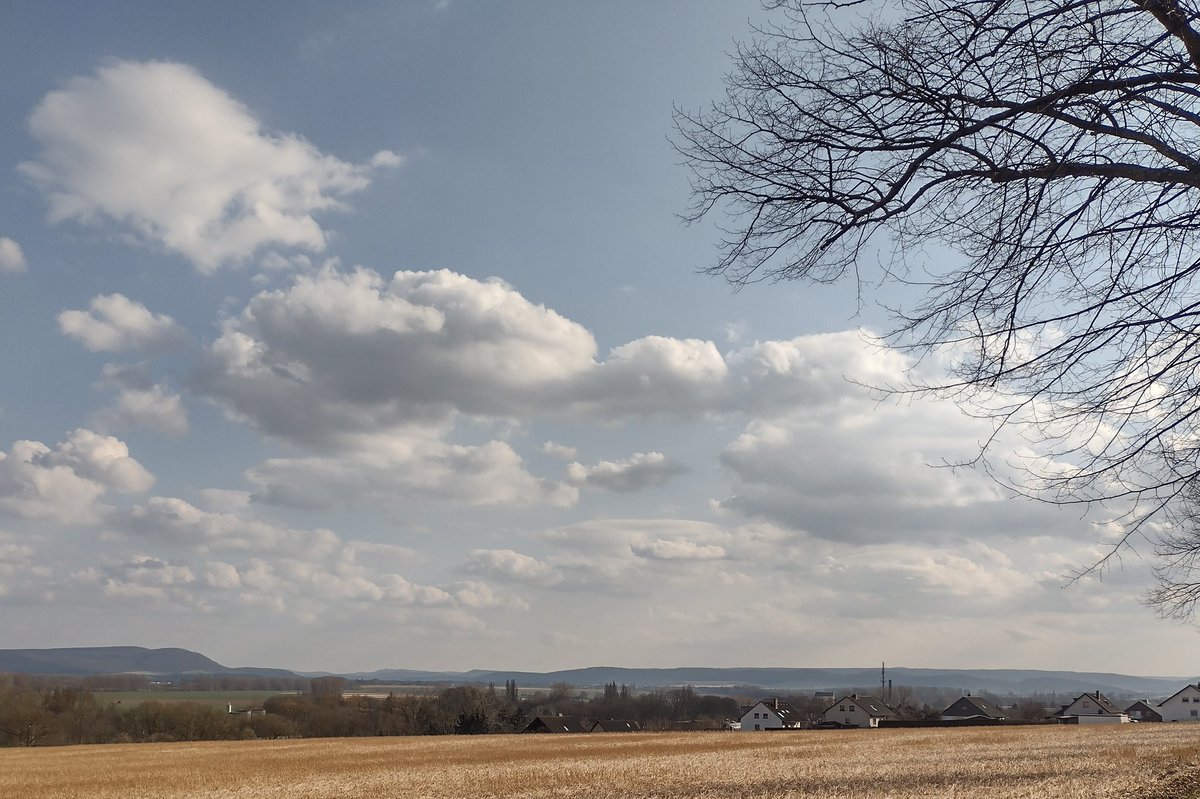 squirrelpics1's tweet photo. Wie definiert ihr #Heimat #Zuhause?
Wenn ich von der Arbeit aus nach Hause fahre und hier von der B1 den Blick auf das #Leinetal habe, habe ich wirklich das Gefühl nach Hause zu kommen. Diese Aussicht habe ich schon immer geliebt und jetzt wohne ich hier 😍 https://t.co/1y7eHChn1q