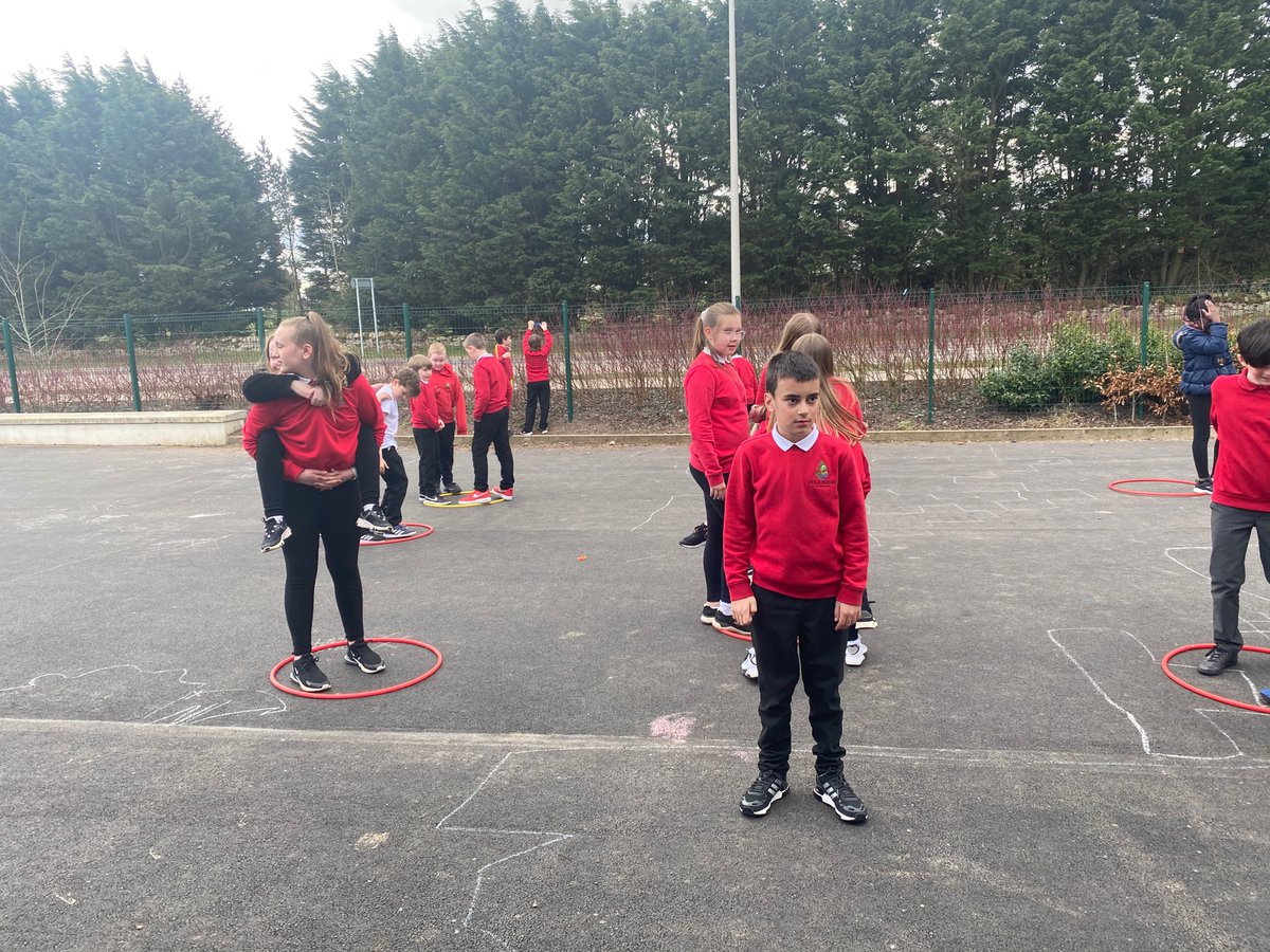 SchoolHillside1's tweet photo. #P6Dhillside learning about the #circlesofcontrol from @BritishRedCross โญ๏ธ Yellow hoop if you canโt control it; red if you can! ๐ค https://t.co/vXNgr2cZXS