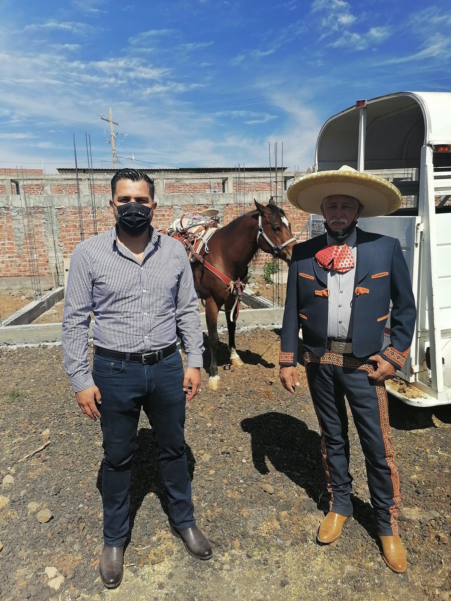 JPPerezB's tweet photo. Se fueron con la finta @manulozano @amarcocchio @tweetdejulian si se antoja el desvío a la 🏖️ pero no, ya llegamos a la capital textil de nuestro estado @MoroleonTextil donde tenemos la honrosa representación de nuestro Gobernador @diegosinhue en el torneo charro zona sur 🐎 https://t.co/re9g5F7sBz