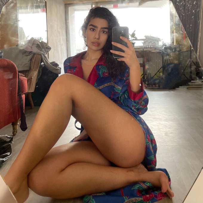 Just lounging https://t.co/UfCspMXaIp