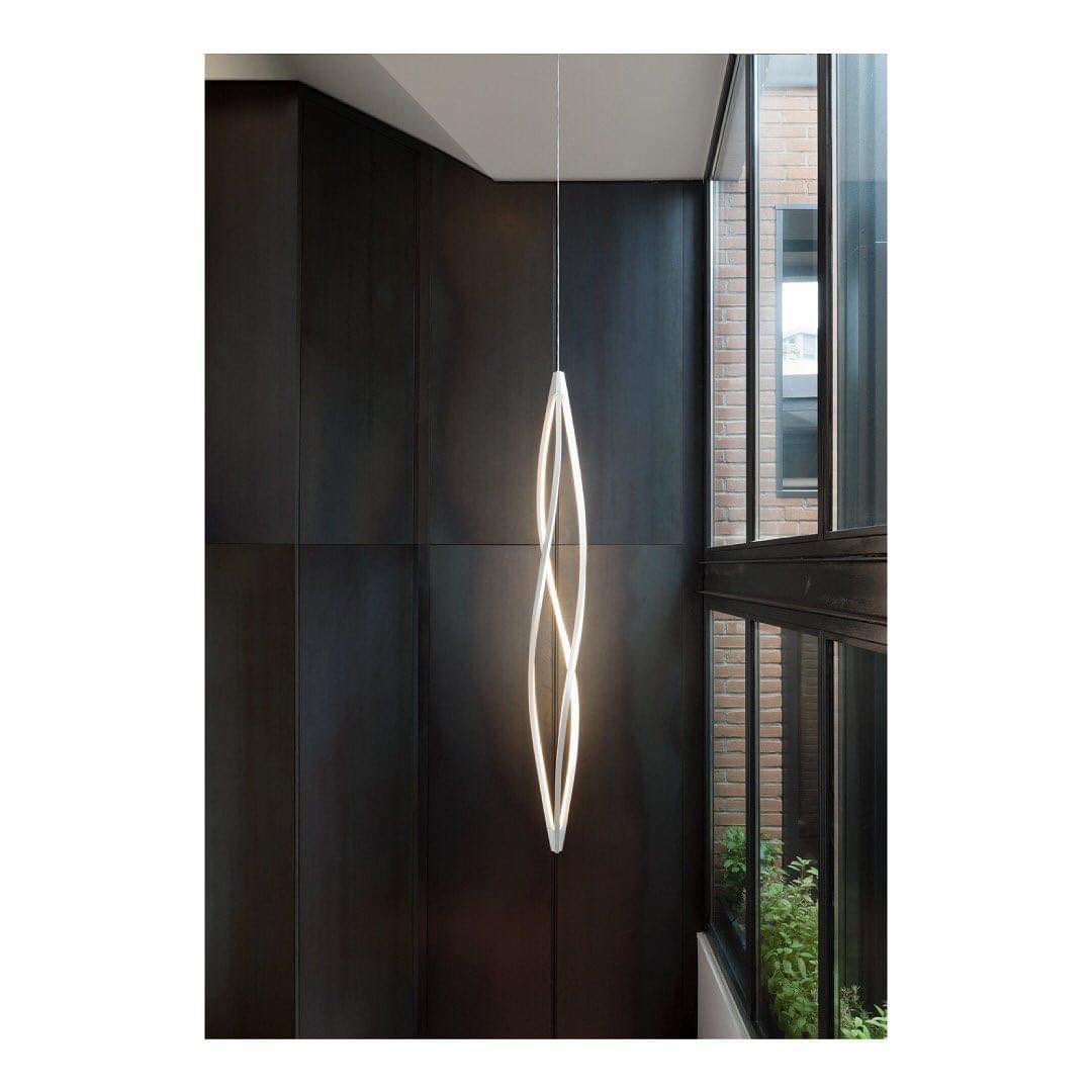 VematiWeb's tweet image. Famiglia di lampade composta da un elemento da terra e da un elemento a sospensione verticale o orizzontale, per un'illuminazione LED calda e diffusa. #vemati #nemolighting