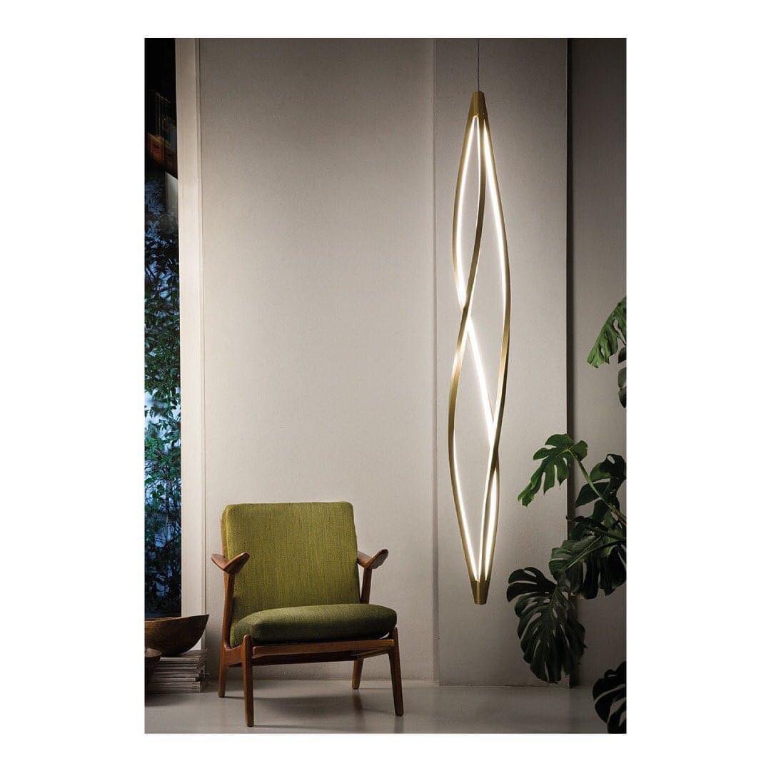 VematiWeb's tweet image. Famiglia di lampade composta da un elemento da terra e da un elemento a sospensione verticale o orizzontale, per un'illuminazione LED calda e diffusa. #vemati #nemolighting