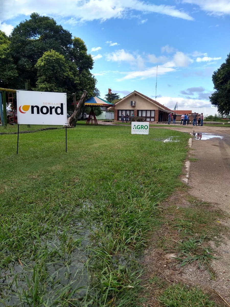Brunomacchi5's tweet photo. Realizamos una hermosa charla con la gente de #agrohernando!.
La lluvia nos obligó a realizarlo en un salón pero fue todo un éxito.
Muchas gracias a nuestro distribuidor por el compromiso y la convocatoria
@ALZ_Agro 
@ALZAgroMercados https://t.co/qzIPuFs34g