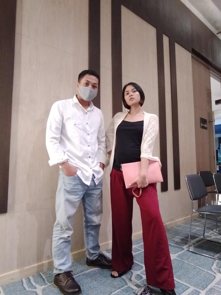 Tadi undangan launching product skin care Kezia. Dan aku cowok sendiri  ✌🏻😆