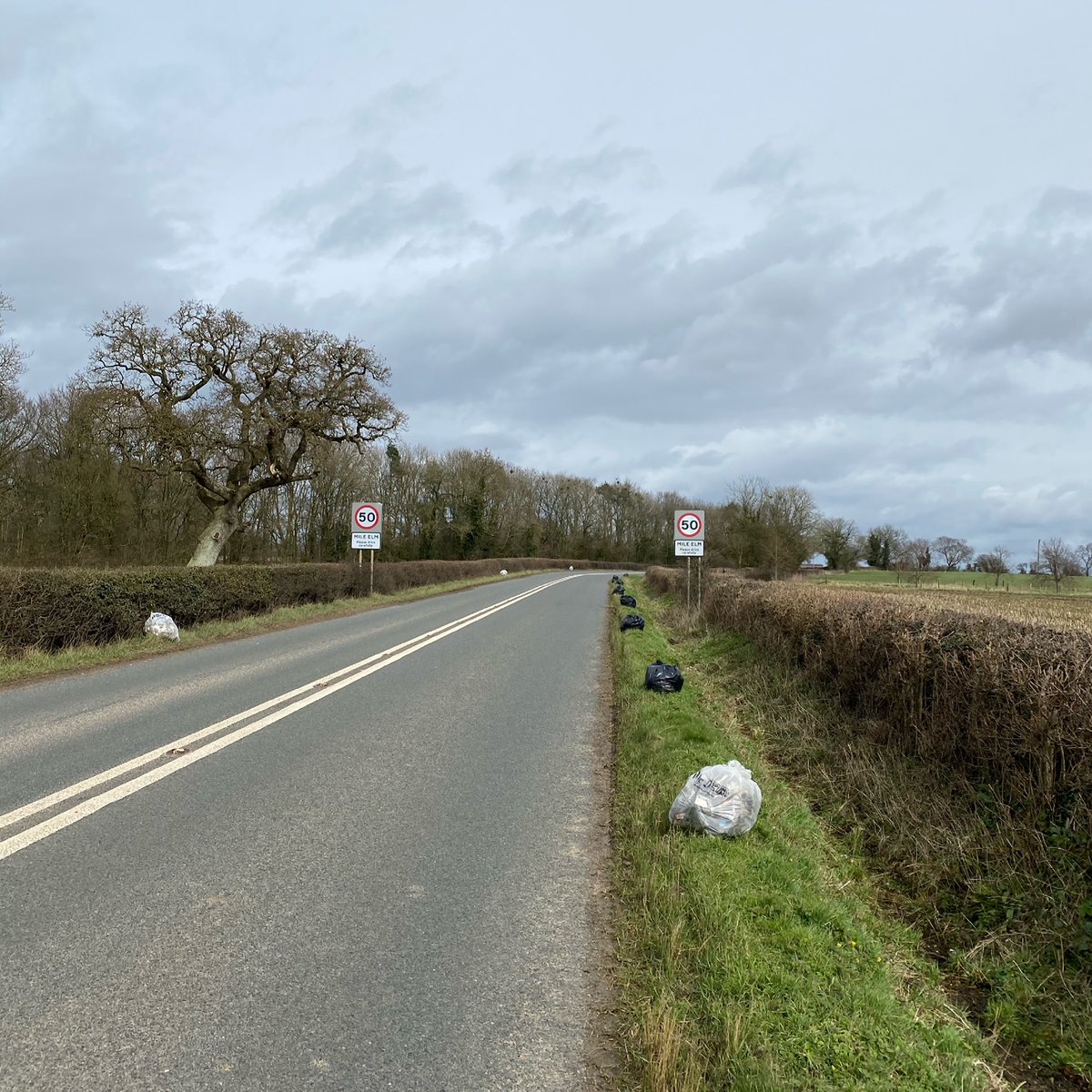 Unclebulgaria14's tweet photo. Enough is Enough. Time to take action and clean our Countryside.  #keepbritaintidy #bagitup #takeyourrubbishhomewithyou #useabin #keeponwombling #undergroundoverground  #shameonyouifthisisyours https://t.co/5tyQaF3KHs