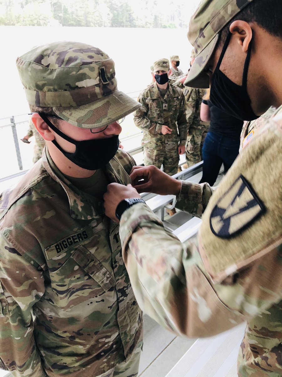 2_39IN's tweet photo. It’s so amazing to lead @USArmy #Soldiers Congrats to SPC N. Sladek, the @fortjackson Soldier of the year; SSG B. Hodge who earned his EIB today; and 1LT N. Biggers who earned his ESB today. It’s an honor just to be on your team! 🇺🇸🍀#VictoryStartsHere #AAAO #ExpertSoldiers https://t.co/aKsuTkgHV6