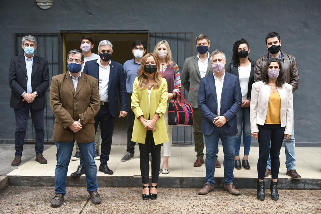 gerpmartinez's tweet photo. La @UNRoficial avanza en la instalación de una Planta Pública de Alimentos, en una fuerte articulación con el @CNCPS_oficial 

Esta mañana acompañamos a @vtolosapaz y @fbartolacci en la recorrida por sus instalaciones.

#ArgentinaUnida 
#ReconstruccionArgentina https://t.co/Mdqm2XBrJO