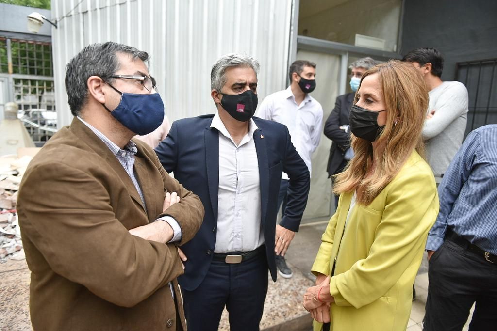 gerpmartinez's tweet photo. La @UNRoficial avanza en la instalación de una Planta Pública de Alimentos, en una fuerte articulación con el @CNCPS_oficial 

Esta mañana acompañamos a @vtolosapaz y @fbartolacci en la recorrida por sus instalaciones.

#ArgentinaUnida 
#ReconstruccionArgentina https://t.co/Mdqm2XBrJO