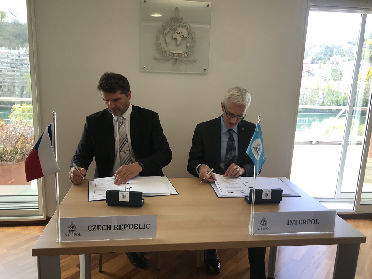 jan_svejdar's tweet photo. Rád jsem se dnes po dlouhé době viděl s generálním tajemníkem @INTERPOL_HQ Jürgenem Stockem. Oba jsme byli při tom, kdy česká policie darovala Interpolu unikátní databázi, kterou v boji proti drogové kriminalitě dnes využívá celý svět. Je skvělé, jaký má Reliéf úspěch! https://t.co/juiMvAPWyB