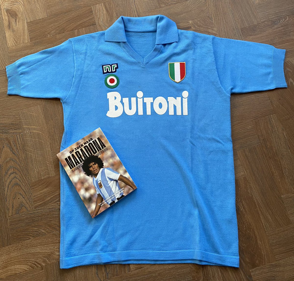 SANTOS_Magazine's tweet photo. WINNEN!! DOE MEE!

We mogen nog één prachtig NR-shirt weggeven, de mooiste van allemaal: het Scudetto-shirt uit 1987.

Simpel: bewijs hieronder vóór 3 april dat je ‘Op zoek naar Maradona’ in huis hebt. 

(Het boek vlug bestellen kan nog makkelijk 👉🏻 https://t.co/fLJ8T78hKF) https://t.co/jcJbGrAwHQ