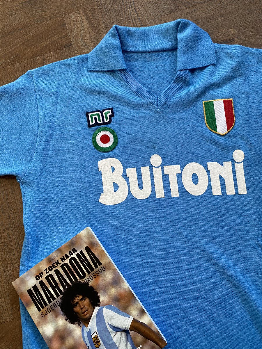 SANTOS_Magazine's tweet photo. WINNEN!! DOE MEE!

We mogen nog één prachtig NR-shirt weggeven, de mooiste van allemaal: het Scudetto-shirt uit 1987.

Simpel: bewijs hieronder vóór 3 april dat je ‘Op zoek naar Maradona’ in huis hebt. 

(Het boek vlug bestellen kan nog makkelijk 👉🏻 https://t.co/fLJ8T78hKF) https://t.co/jcJbGrAwHQ