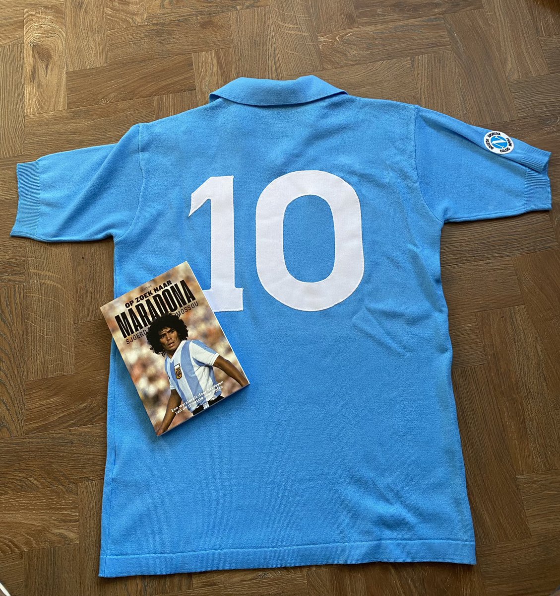 SANTOS_Magazine's tweet photo. WINNEN!! DOE MEE!

We mogen nog één prachtig NR-shirt weggeven, de mooiste van allemaal: het Scudetto-shirt uit 1987.

Simpel: bewijs hieronder vóór 3 april dat je ‘Op zoek naar Maradona’ in huis hebt. 

(Het boek vlug bestellen kan nog makkelijk 👉🏻 https://t.co/fLJ8T78hKF) https://t.co/jcJbGrAwHQ