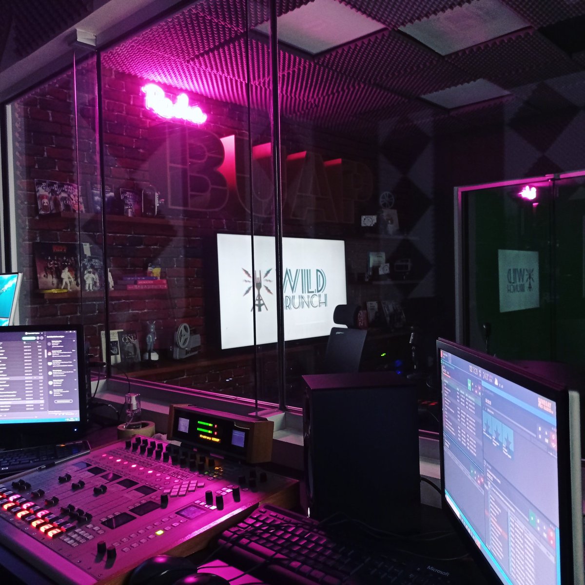 RadioBUAP's tweet photo. #WildBrunch ¡También estamos en Twitch! 🔥🔥🔥
https://t.co/srNW8VG9Yd

⚡@ElWildBrunch @ArturoUriza
📺 18.1 Tvbuap 
📻 96.9 Radio BUAP https://t.co/WA0E4B9BbC